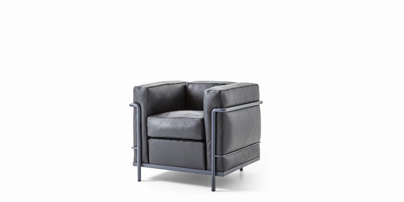 Détail du cadre en acier tubulaire chromé et du cuir d’un meuble Le Corbusier Cassina, mettant en valeur la qualité et la finition.